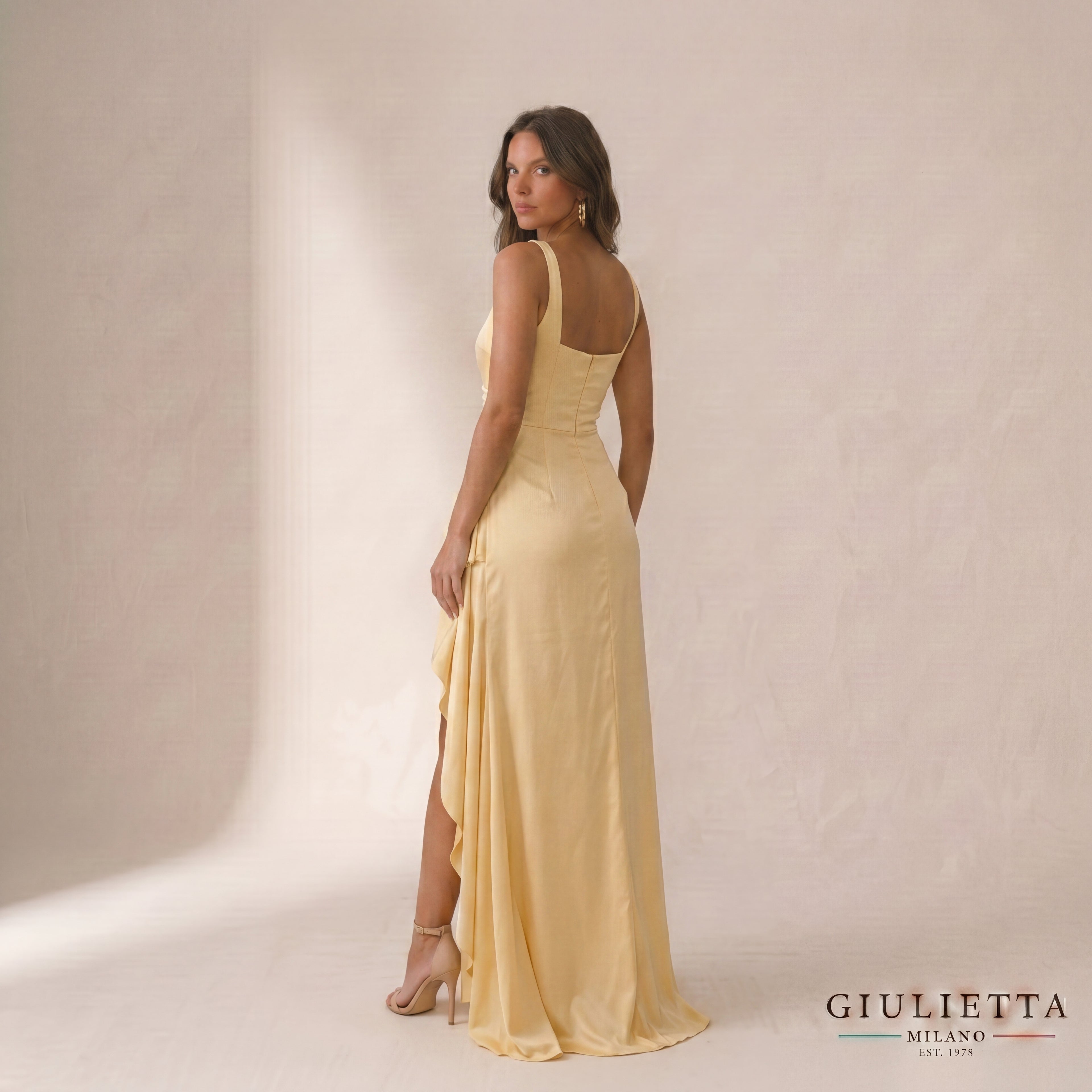 VESTIDO PENELOPE™ | Vestido largo satinado con escote cuadrado y abertura